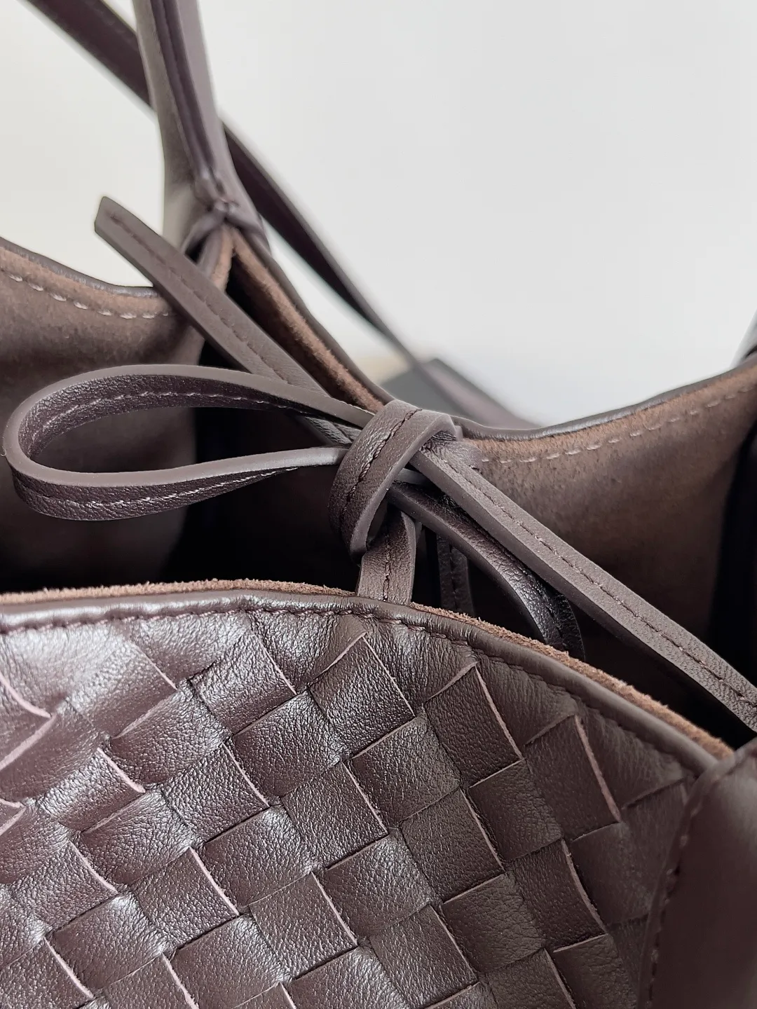 Batch 1660 BOTTEGA VENETA 2025 new product pinacoteca has super soft leather, and the weaving function, practicality and relaxed fashion sense have not fallen behind❤️‍🔥Amway has given sisters a must-have bag when going out. The size of the bag also accurately meets the commuting needs of urban beauties. It can accommodate mobile phones, keys, lipstick, powder, sunscreen, shopping bags...all of it! ! ! 🔥The capacity should not be underestimated~ It does not choose people, clothes, or occasions. With its majestic curved outline, exquisite woven texture, delicate edges and rounded handles, this woven vegetable basket bag truly achieves the goal of "dressing up and being fashionable without getting in the way"~ Are you interested in Jimei? Style number: 819004 Size: 24*15*12cm
